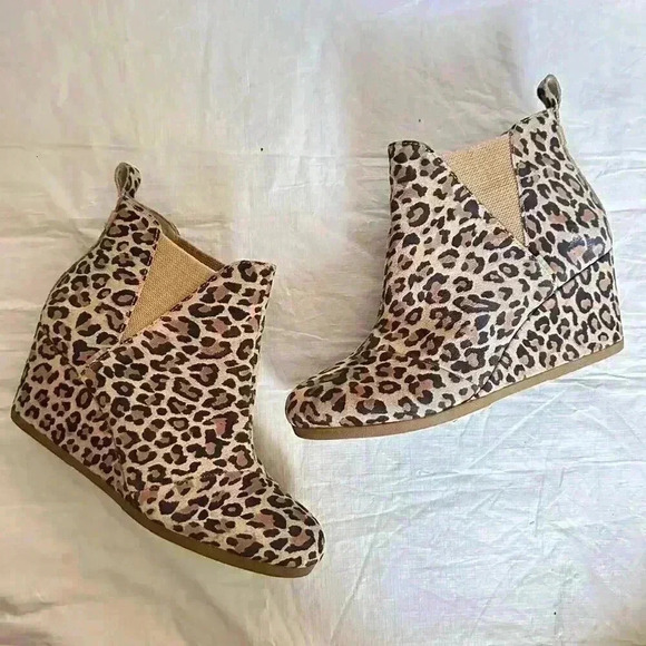 Shoes - Toms Women's Kelsy Boots Size 9 Wedge Heel Chelsea Pull On Leopard Brown Suede